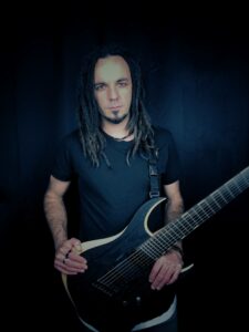 Tim, prof de guitare a l'Aca13, base, MAO, metal, rock et rock progressif