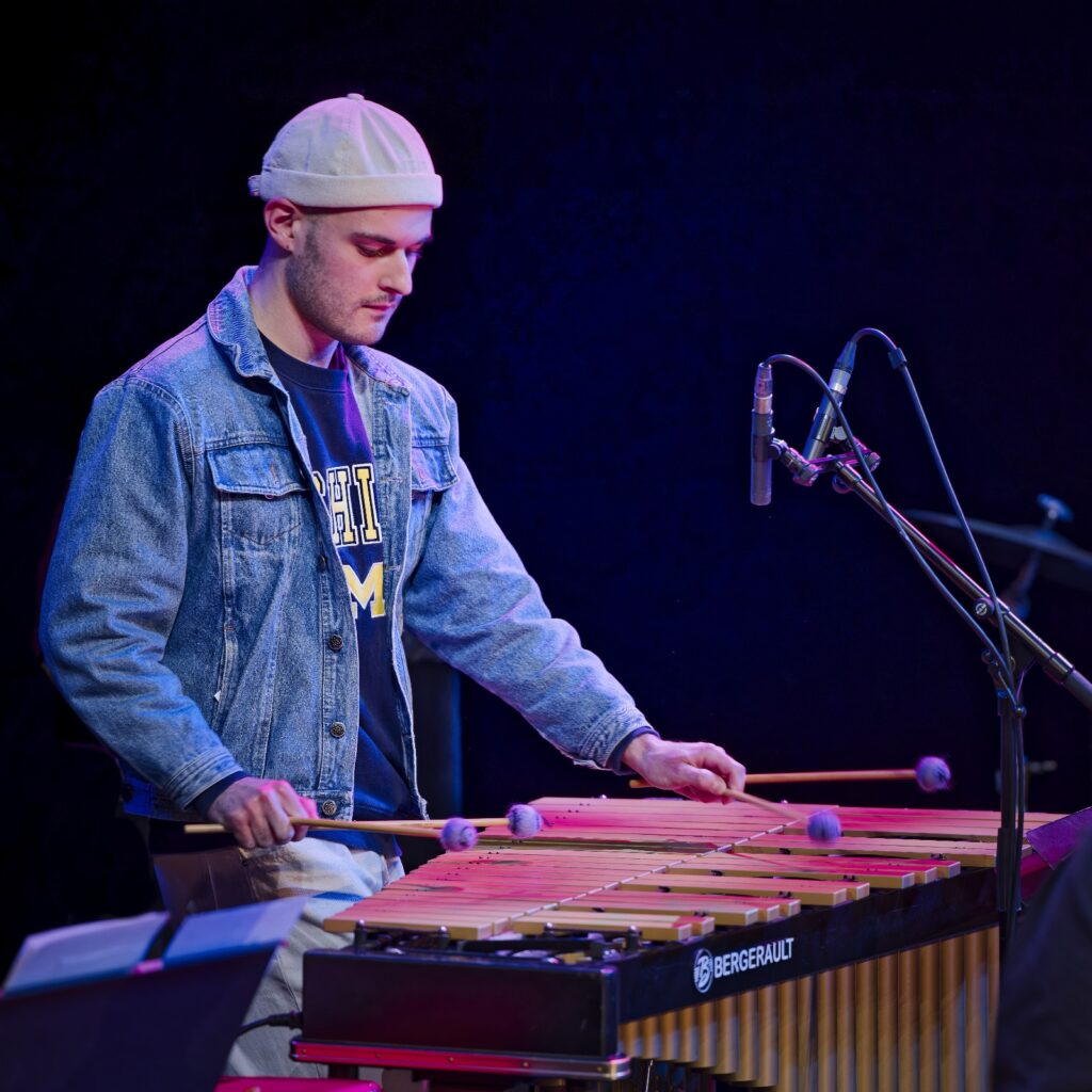 Louis Danneels Batteur et prof de batterie à l'Aca13 ici au vibraphone. 